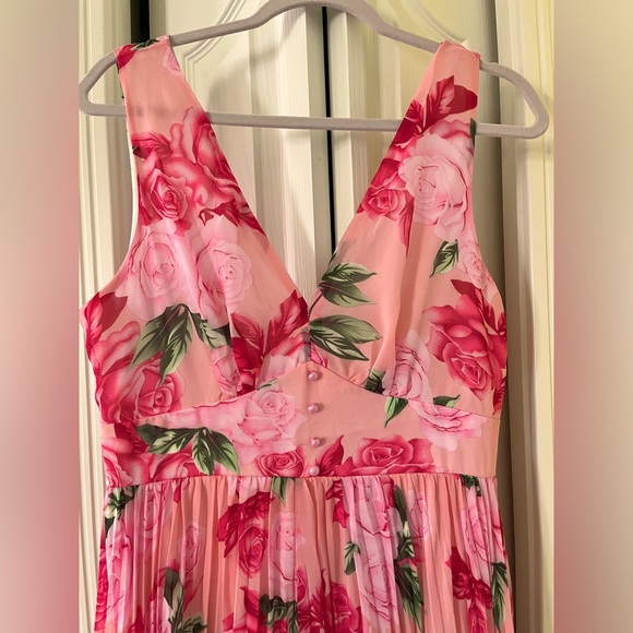 Long pleated sleeveless dress with back zipped and wide waist - Picture 3 of 4